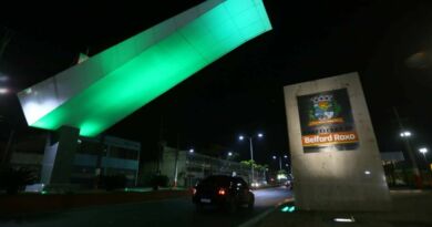 Pórtico de Belford Roxo recebe iluminação verde