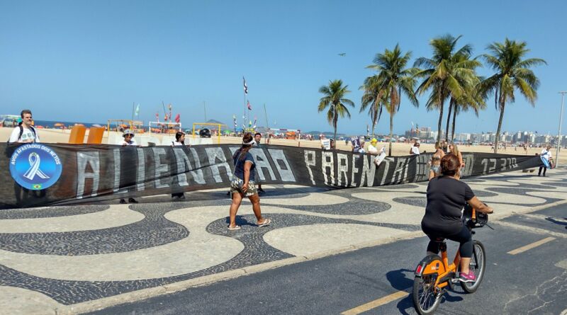 Avós afastados dos netos promovem ato em Copacabana