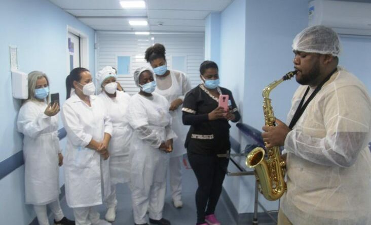 Saxofonista traz alegria em hospital em São João de Meriti