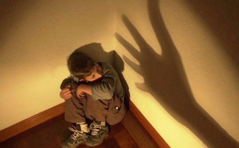 Base do governo vota contra priorizar tornar pedofilia crime hediondo