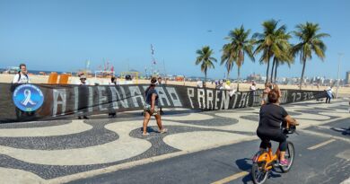 Avós afastados dos netos promovem ato em Copacabana