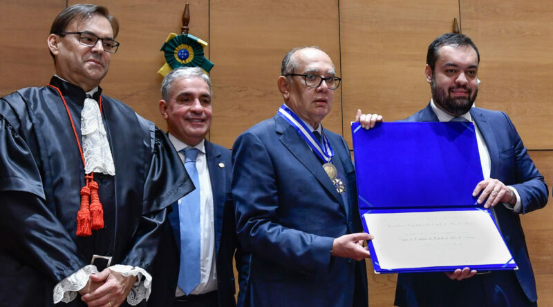 Gilmar Mendes recebe Medalha Tiradentes
