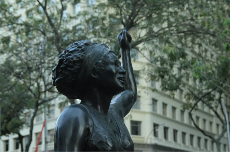Marielle Franco ganha uma estátua em tamanho real na Praça Mário Lago