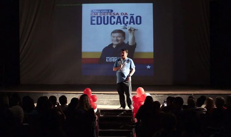 Professor Ricardo Lodi lota Teatro Celso Peçanha em Três Rios