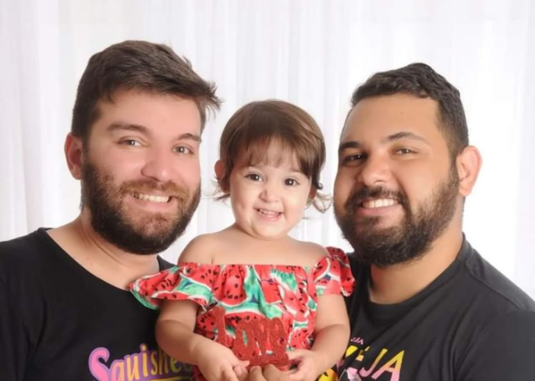 Na foto, Jean Carlos Ocampo, pai de Sophia de Jesus Ocampo, ao meio, e Igor de Andrade, padrasto da vítima Foto Reprodução