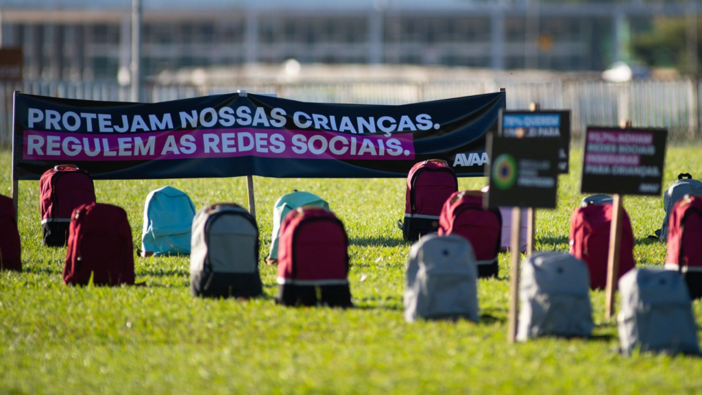 PL 2630 ato em defesa das crianças