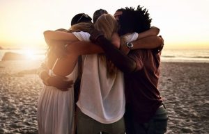 Dia do amigo, amiga, abraço, solidariedade ComCausa
