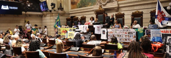 Movimento Mães de Acari é homenageado na Câmara Municipal do Rio de Janeiro com o Conjunto de Medalhas Pedro Ernesto