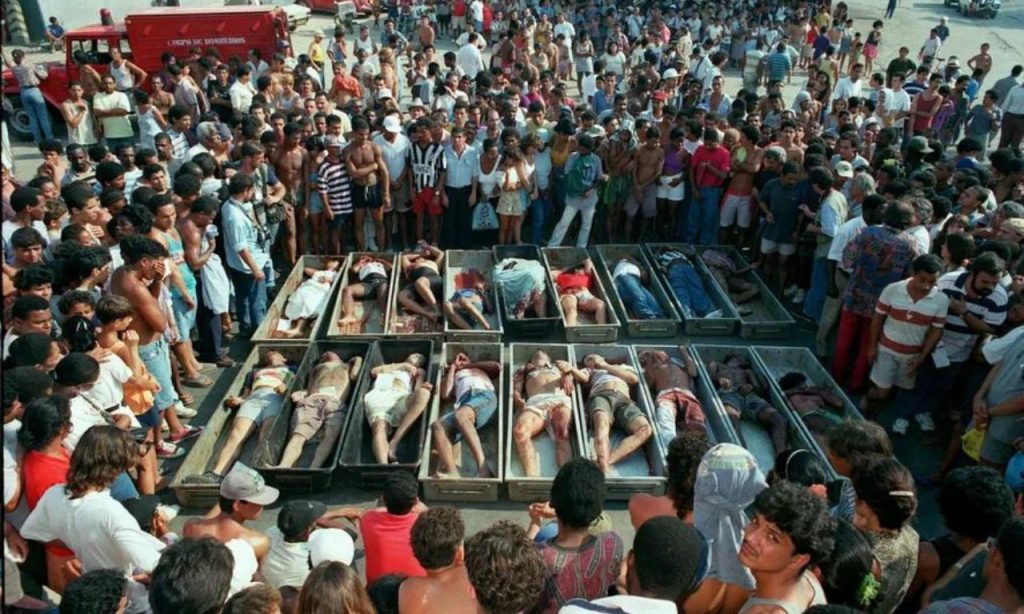 Chacina de Vigário Geral Corpos de moradores mortos por policiais em 1993 — Foto Marcia FolettoAgência O GLOBO
