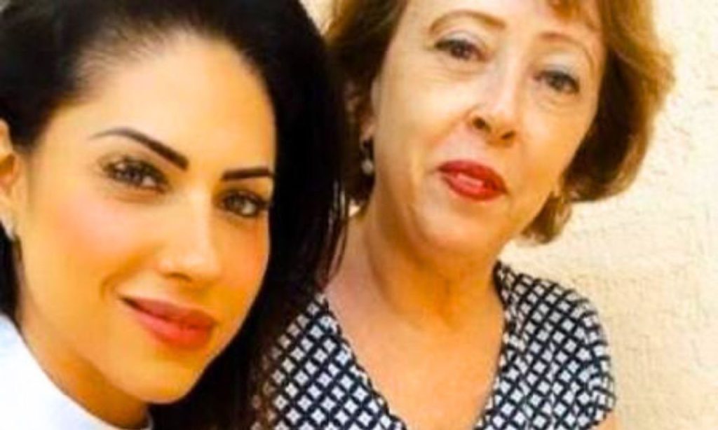 Monique Medeiros ao lado da mãe, Rosângela