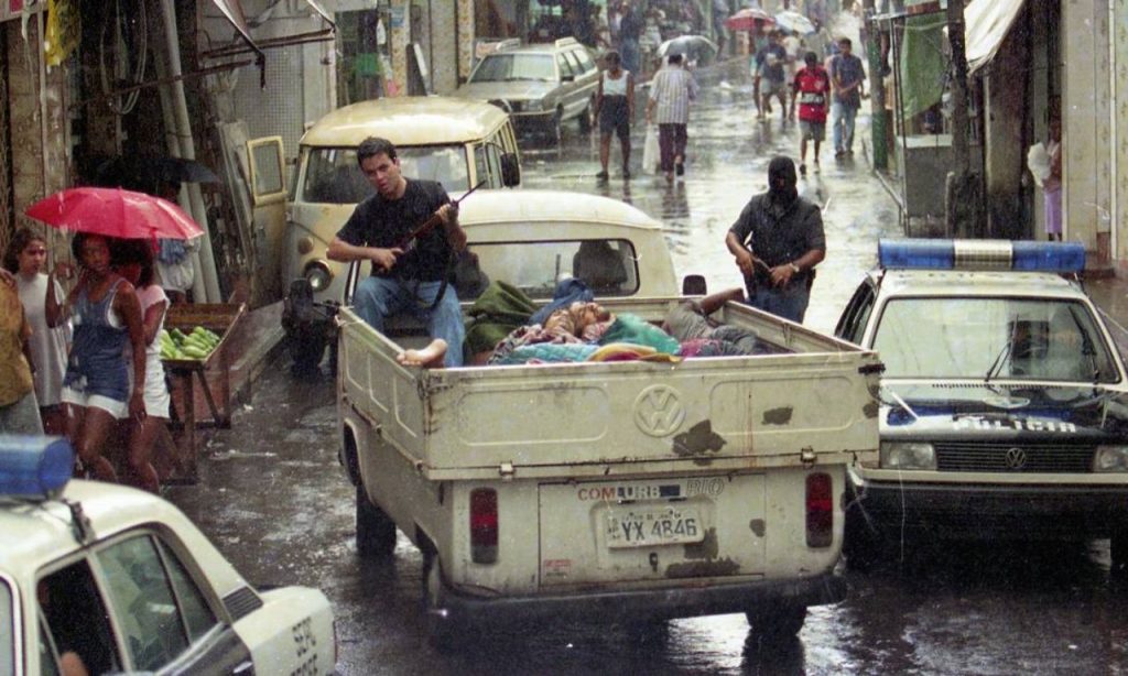 Policiais retiram corpos em Kombi antes do trabalho da perícia na favela Nova Brasília