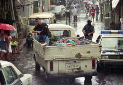 Policiais retiram corpos em Kombi antes do trabalho da perícia na favela Nova Brasília