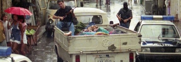 Policiais retiram corpos em Kombi antes do trabalho da perícia na favela Nova Brasília