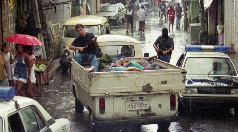 Policiais retiram corpos em Kombi antes do trabalho da perícia na favela Nova Brasília