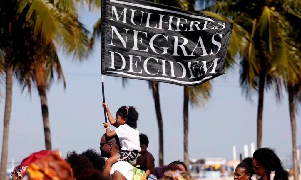 10ª Marcha das Mulheres Negras do RJ. Mulheres negras marcham contra o racismo e pelo bem viver, na praia de Copacabana. - Tânia RêgoAgência Brasil