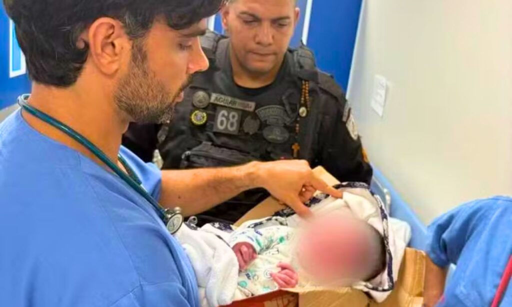 Bebê é encontrado em meio a entulhos em Belford Roxo — Foto Reprodução