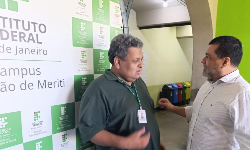 Encontro entre o diretor-geral da unidade, professor Rodney Albuquerque, e Adriano Dias, fundador da ComCausa
