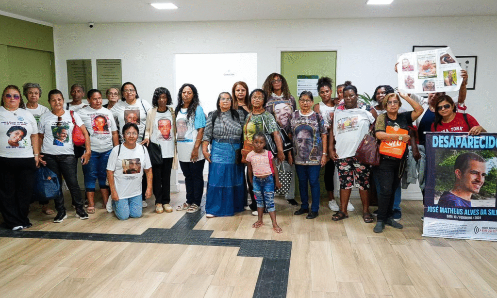 Famílias de desaparecidos transformam dor em resistência na Cinelândia e recebem apoio jurídico da Defensoria Pública