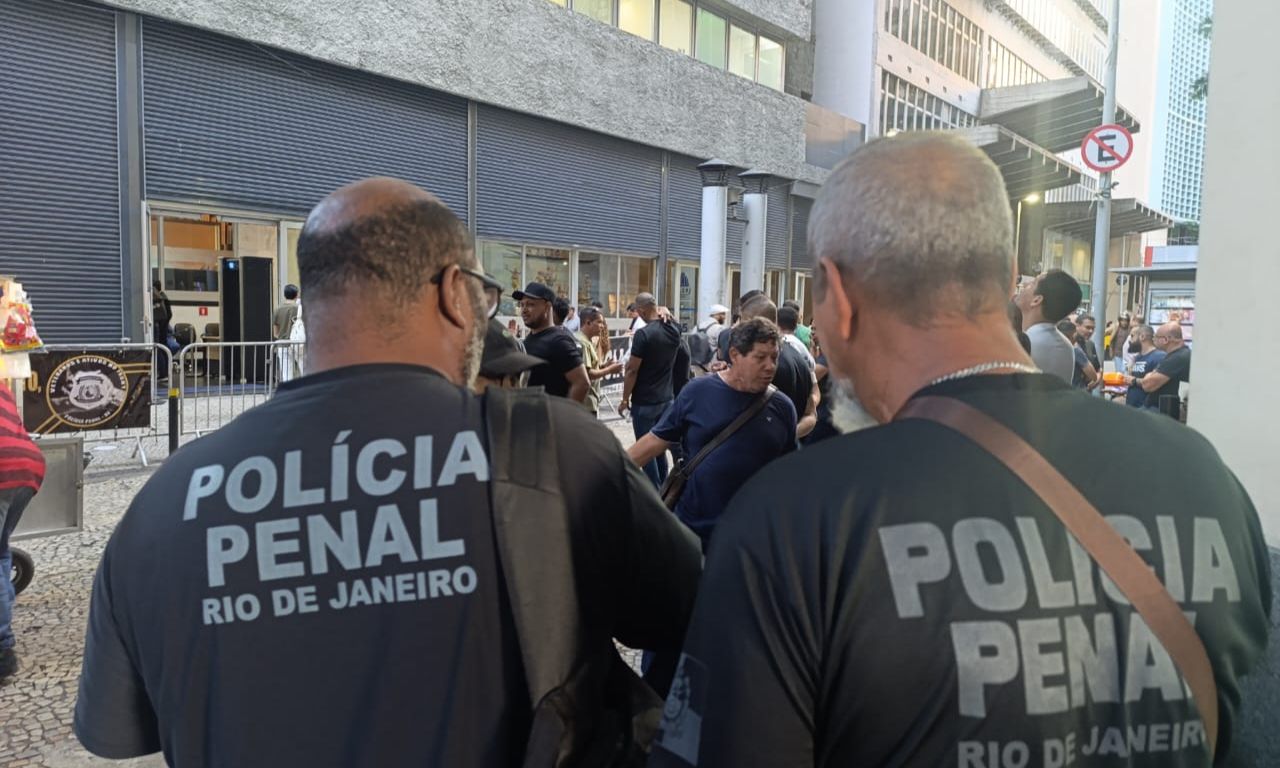 Servidores públicos do Rio cobram recomposição salarial em ato na Alerj