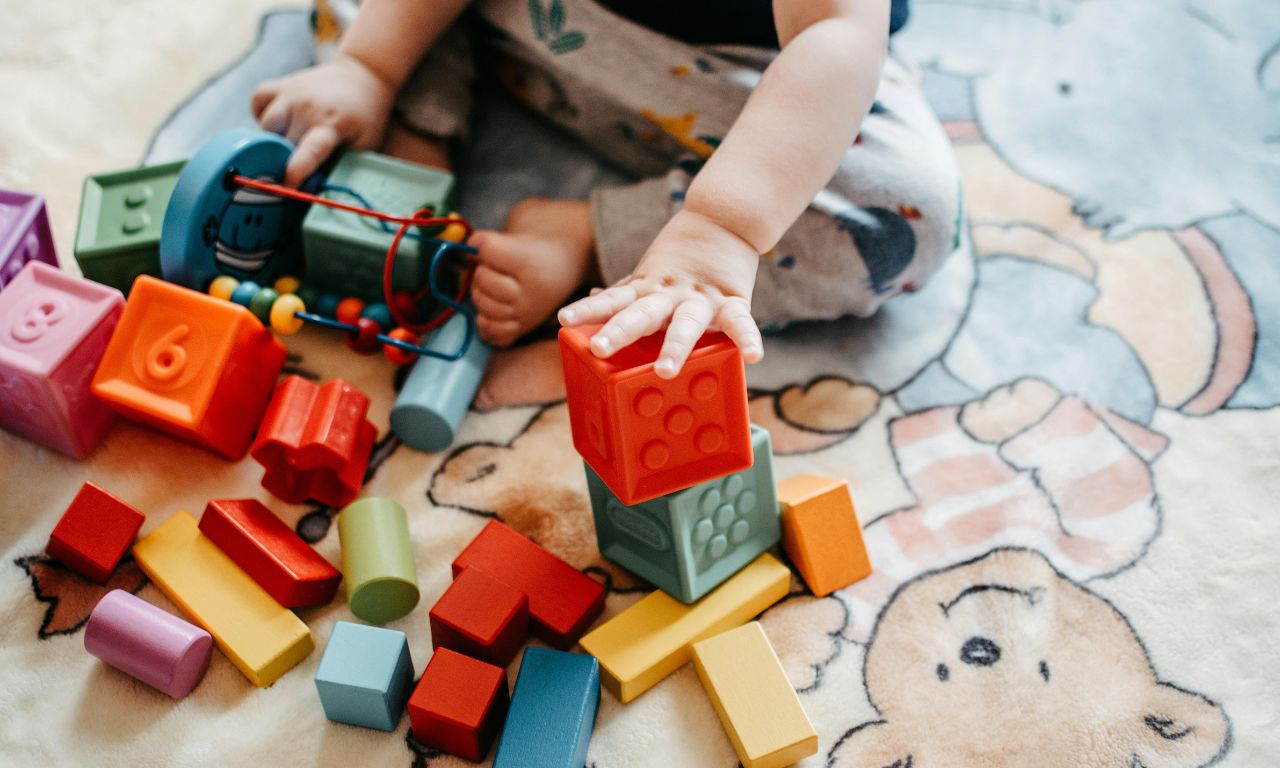 criança brincando brinquedo ComCausa Direitos - Terapia ocupacional