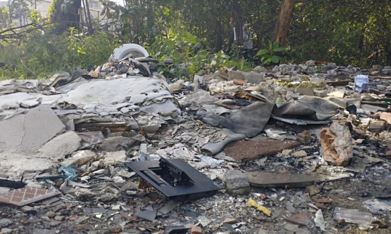 Moradores denunciam lixão em manguezal na Praia da Rosa e convocam protesto na Ilha