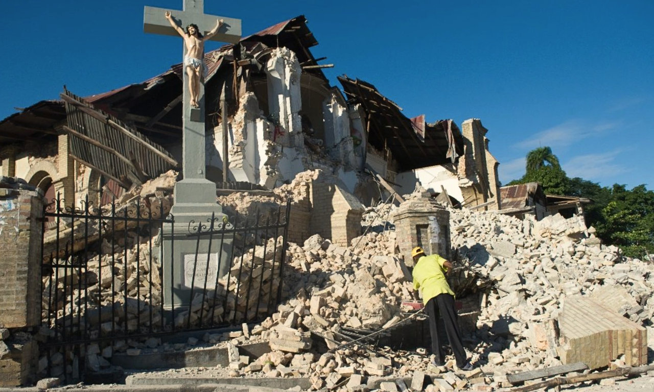 Terremoto no Haiti, 12 de janeiro de 2010, Porto Príncipe, Léogâne, resposta humanitária, coordenação de emergências, gestão de riscos, desigualdade, reconstrução, saúde pública, água e saneamento, prevenção, redes de cuidado, Segurança, cuidado e dignidade, Defesa da Vida, ComCausa
