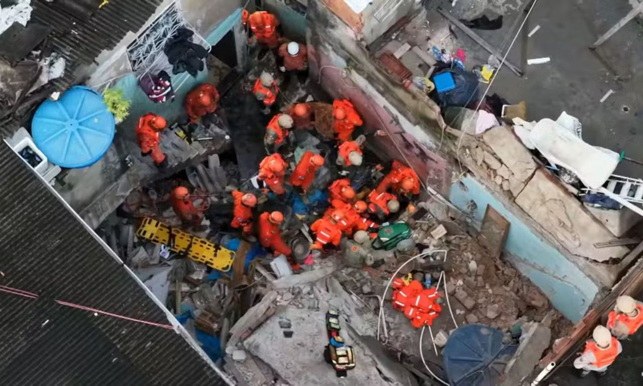 Imagens mostram os bombeiros tentando salvar mãe e filha que estão soterradas — Foto ReproduçãoTV Globo