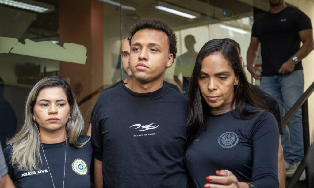 Homem preso no RJ usa camisa com não me arrependo de nada • ReproduçãoCNN