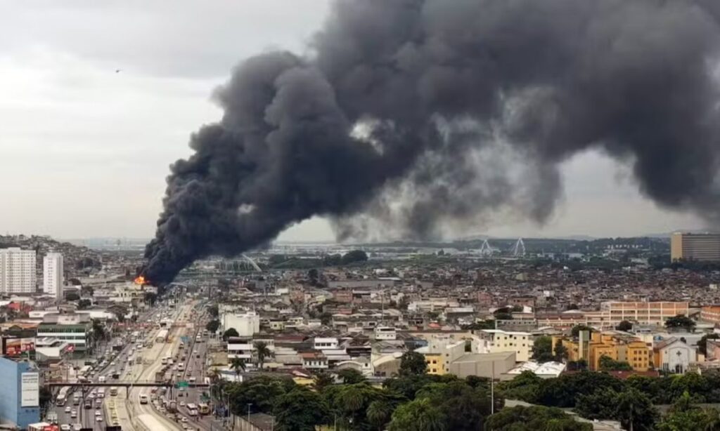 Parede de loja de motopeças desaba no incêndio — Foto ReproduçãoTV Globo