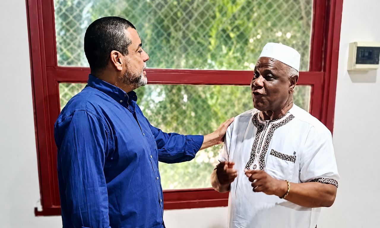 Adriano Dias, pela ComCausa, e de Ivanir dos Santos na sede do CEAP — Centro de Articulação de Populações Marginalizadas