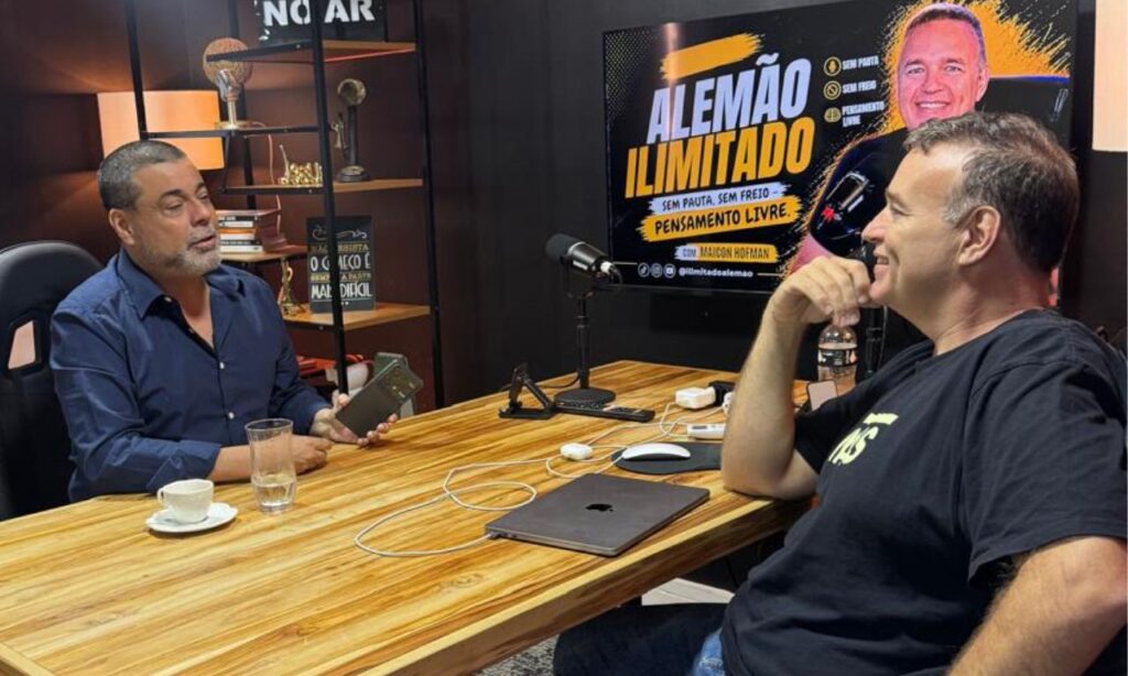 Adriano Dias anuncia reabertura de espaço da ComCausa na Baixada durante encontro com Maicon Hofman