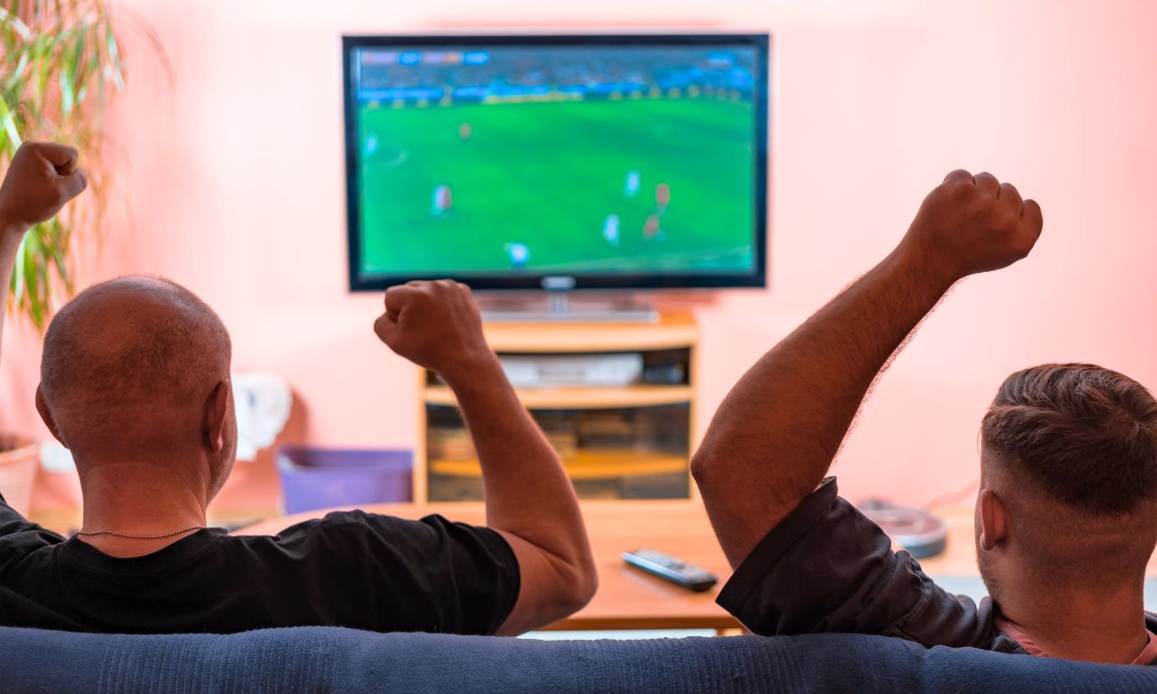Pai e filho assistindo futebol